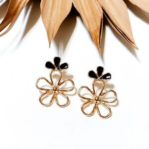 Gold flower dangle earrings #901